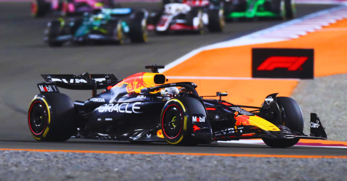 قطر گرینڈ پری 2025 میں میکس ورسٹاپن نے شاندار فتح حاصل کرتے ہوئے ڈرائیورز چیمپئن شپ کی دوڑ کو آخری ریس تک پہنچا دیا۔ لینڈو نوریس، آسکر پیاسٹری اور کارلوس سائنز کی زبردست کارکردگی نے مقابلے کو مزید دلچسپ بنا دیا۔ تازہ ترین اپ ڈیٹس اور مکمل ریس تجزیہ یہاں پڑھیں۔