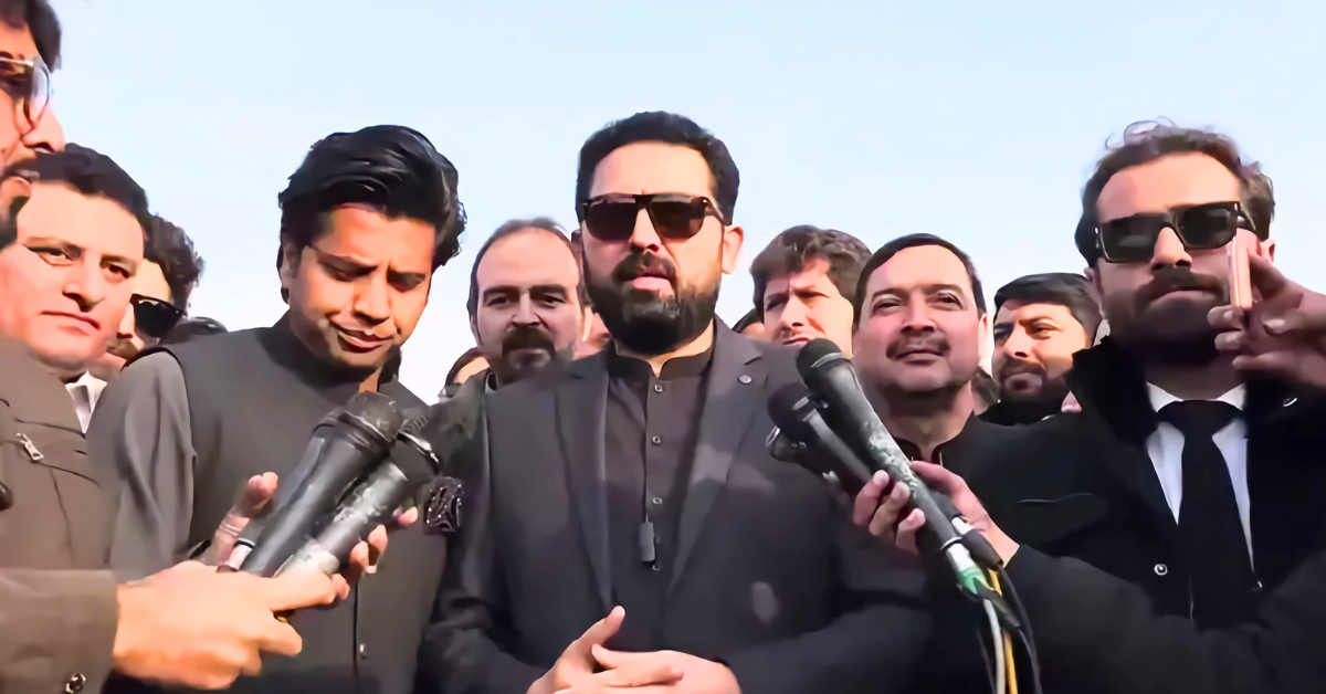 سہیل آفریدی کراچی میں نائن جنوری کو پارٹی کارکنوں اور عوام سے ملاقات کریں گے اور عمران خان کا پیغام پہنچائیں گے لاہور کے دورے کے بعد یہ دورہ پارٹی کے لیے اہم موقع ہے خیبر پختونخوا کے وزیر اعلیٰ سہیل آفریدی نائن جنوری کو کراچی آئیں گے عوام اور پارٹی رہنماؤں سے ملاقات کریں گے اور سیاسی سرگرمیوں کو بڑھائیں گے سہیل آفریدی کا کراچی دورہ 2026 میں پارٹی کارکنوں کو جوڑنے اور عمران خان کا پیغام پہنچانے کا اہم موقع ہے عوام کے ردعمل اور سیکیورٹی انتظامات پر نظر رکھی جا رہی ہے