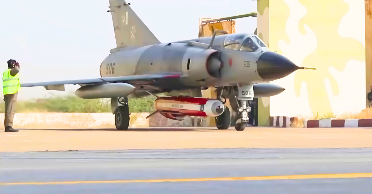 پاکستان فضائیہ نے ملکی سطح پر تیار کردہ جدید ہتھیار نظام کا کامیاب تجربہ کر کے قومی دفاع کو مزید مضبوط بنا دیا۔ جدید ٹیکنالوجی سے لیس ملکی ہتھیار کے کامیاب تجربے نے پاکستان کی دفاعی خود کفالت کو نئی قوت دی۔ پاکستان فضائیہ کی ایک اور بڑی کامیابی، جس سے فضائی دفاعی صلاحیت اور قومی سلامتی میں اضافہ ہوا۔ ملکی سائنس دانوں اور انجینئروں کی محنت سے تیار جدید ہتھیار نظام نے دفاعی میدان میں اہم پیش رفت ثابت کی۔ پاکستان فضائیہ کے کامیاب تجربے نے ثابت کر دیا کہ ملکی دفاعی صنعت خود انحصاری کی راہ پر گامزن ہے