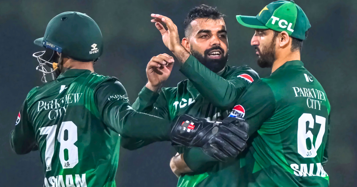 پاکستان نے سری لنکا کے خلاف پہلے ٹی ٹوئنٹی میں شاندار فتح حاصل کی شاداب خان، ابرار احمد اور سلمان مرزا کی بولنگ اور صاحبزادہ فرحان کی جارحانہ بیٹنگ نے میچ کو آسان بنایا 2 دمبولا میں پہلے ٹی ٹوئنٹی میچ میں پاکستان نے چھ وکٹوں سے فتح حاصل کی شاداب خان کی واپسی اور آل راؤنڈ کارکردگی نے سب کو متاثر کیا 3 شاداب خان، ابرار احمد اور سلمان مرزا کی شاندار بولنگ کے ساتھ پاکستان نے سری لنکا کو پہلے ٹی ٹوئنٹی میں شکست دی فرحان اور ایوب کی جارحانہ شروعات نے فتح آسان بنائی 4 پہلے ٹی ٹوئنٹی میں پاکستان کی ہر شعبے میں شاندار کارکردگی بولنگ اور بیٹنگ کی متوازن کارکردگی نے سری لنکا کو دباؤ میں ڈال دیا شاداب خان میچ کے بہترین کھلاڑی بنے