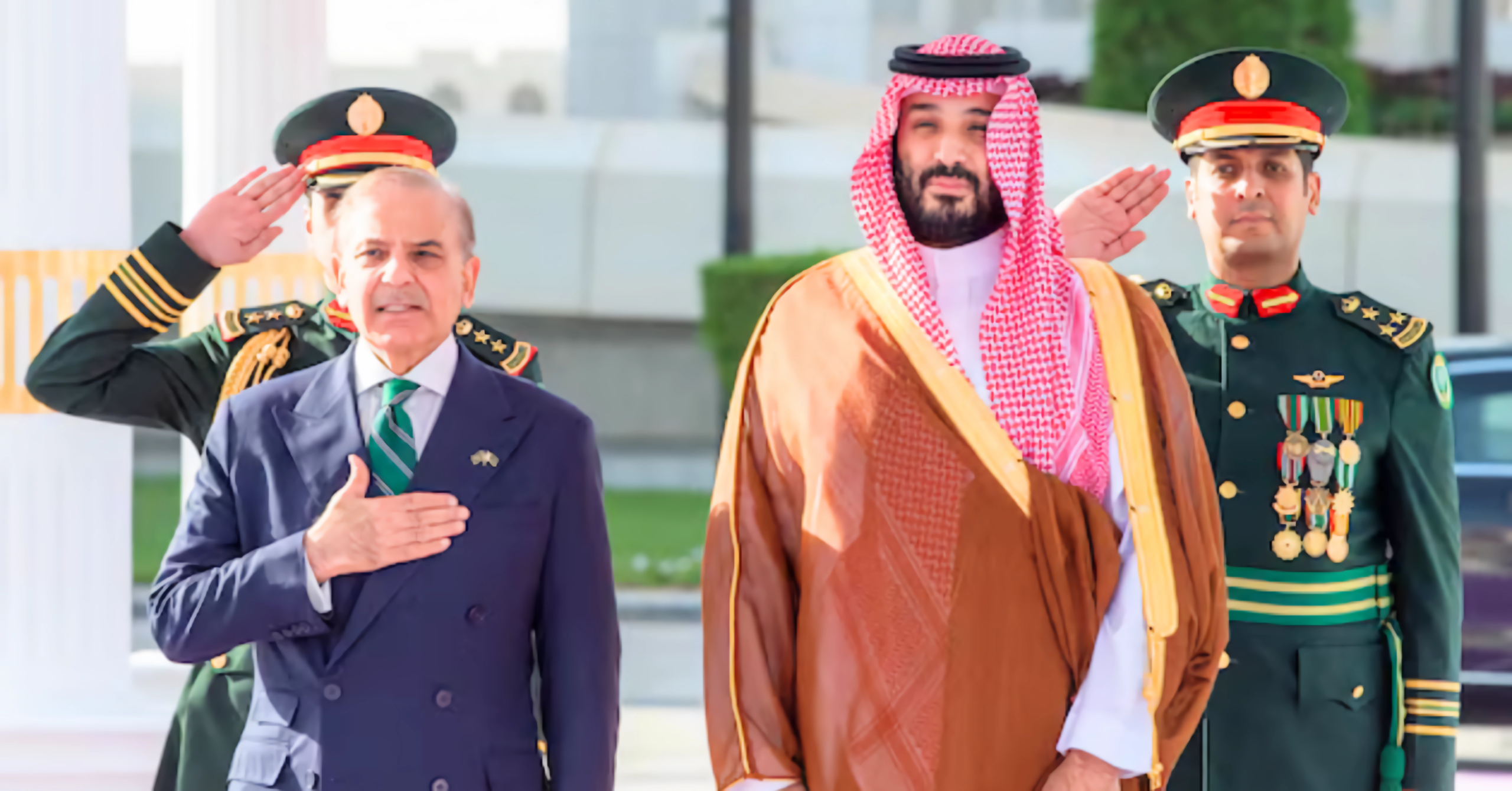 پاکستان اور سعودی عرب کے درمیان عسکری تعلقات مضبوط ہو رہے ہیں۔ قرض کی رقم کو جدید جی ایف سترہ طیاروں کے حصول کے لیے استعمال کرنے کی بات چیت جاری ہے۔ جانیں کہ یہ معاہدہ کس طرح پاکستان کی فضائی قوت میں اضافہ کرے گا۔ سعودی عرب اور پاکستان کی باہمی دفاعی تعاون کی تازہ ترین خبریں۔ قرض کی رقم طیاروں کی خریداری میں تبدیل کرنے کے منصوبے سے خطے میں عسکری تعلقات کو نئی جہت مل رہی ہے