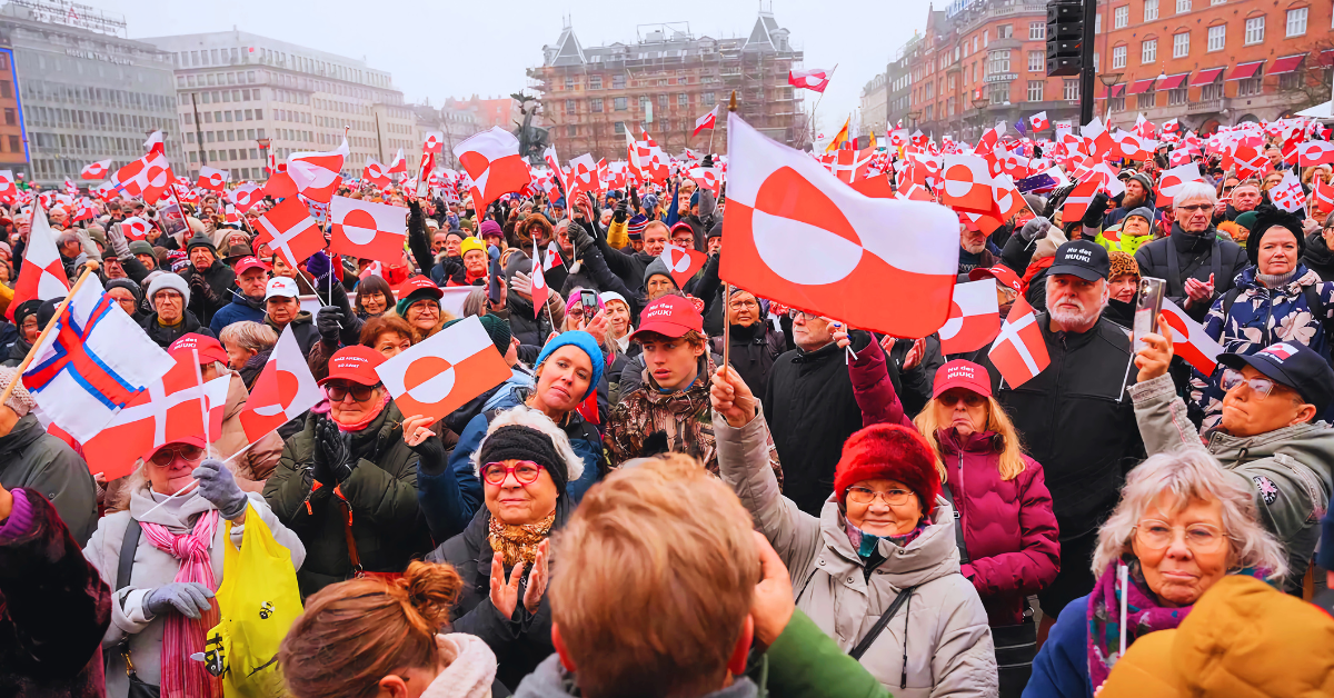 نمارک کے دارالحکومت کوپن ہیگن میں ہزاروں افراد نے گرین لینڈ کے حق میں مظاہرہ کیا مظاہرین کا پیغام ہے کہ گرین لینڈ صرف گرین لینڈ کے عوام کا ہے اور کسی بیرونی دباؤ کو قبول نہیں کرے گا گرین لینڈ کے عوام نے امریکہ کے قبضے کے منصوبے کے خلاف احتجاج کیا مظاہرین نے یکجہتی اور امن کے ساتھ اپنے حق خود ارادیت کا مضبوط پیغام دیا کوپن ہیگن اور گرین لینڈ میں ‘Hands Off Greenland’ مظاہرے ہوئے ہزاروں افراد نے بین الاقوامی قوانین اور انسانی حقوق کے احترام کا مطالبہ کیا ڈنمارک میں مظاہروں کے دوران عوام نے گرین لینڈ کی خودمختاری کے حق میں آواز بلند کی مظاہرین نے کہا کہ یہ دنیا کے لیے بھی ایک اہم پیغام ہے
