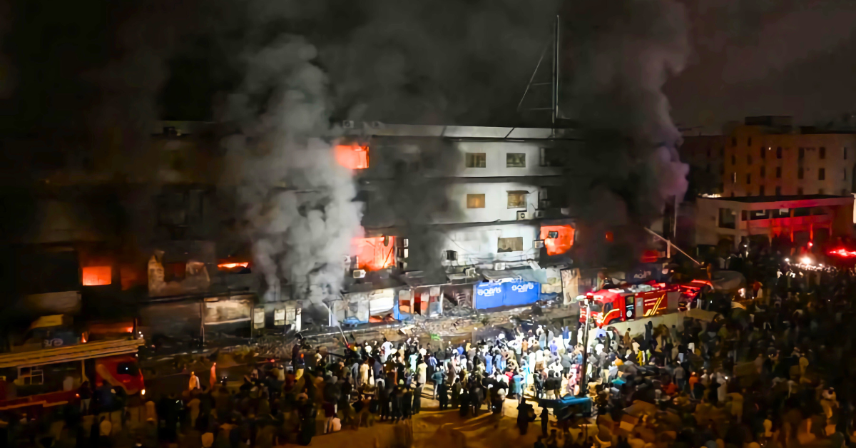 کراچی گُل پلازا آگ میں ہلاک ہونے والوں کی تعداد 22 ہو گئی ہے، ریسکیو ٹیمیں لاشیں نکالنے اور لاپتہ افراد کی تلاش میں مصروف ہیں۔ تازہ ترین رپورٹ یہاں پڑھیں۔ گُل پلازا شاپنگ سینٹر میں آگ کے بعد زخمیوں کا علاج اور لاپتہ افراد کی تلاش جاری ہے۔ حادثے کی وجوہات اور امدادی کارروائی کے بارے میں جانیں۔ کراچی آگ حادثہ: ریسکیو ٹیمیں ملبہ ہٹا رہی ہیں، پولیس اور ادھی فاؤنڈیشن عوام کی مدد کے لیے موجود ہیں۔ تفصیلات یہاں دستیاب ہیں۔