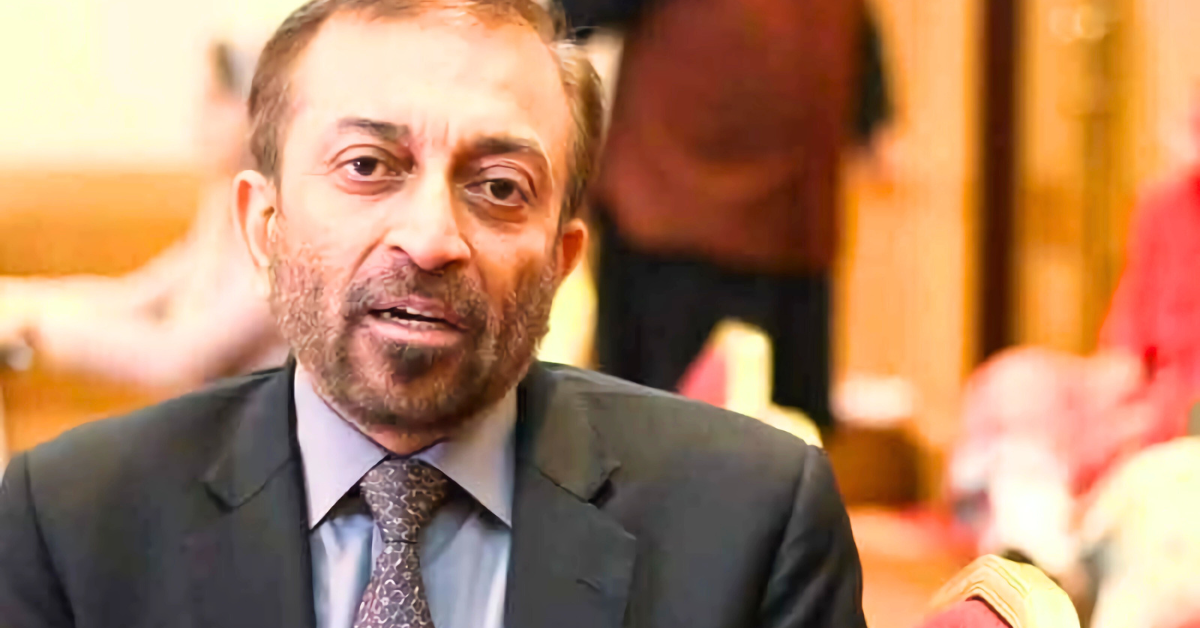 کراچی کے گل پلازہ میں دلخراش آگ، فاروق ستار نے سندھ حکومت پر دو دہائیوں کی لاپرواہی اور کرپشن کا الزام لگایا، اور عوامی حقوق کی حفاظت پر زور دیا گل پلازہ سانحے میں 23 افراد جاں بحق، کئی لاپتہ، فاروق ستار اور خواجہ آصف نے مقامی حکومتوں کو مضبوط کرنے کی ضرورت پر روشنی ڈالی فاروق ستار نے کہا کہ کراچی کے شہریوں کو ان کے حقوق دینے کے لیے اختیارات میئر اور یونین کمیٹیوں کو منتقل کیے جائیں، تاکہ آئندہ سانحات سے بچا جا سکے شہلا رضا نے سندھ حکومت کے ردعمل کی وضاحت کی اور بتایا کہ مقامی حکومتیں فعال ہیں، آگ بجھانے میں تاخیر کی وجہ ٹریفک تھی گل پلازہ آگ سانحہ کراچی کے عوام کے دلوں کو بھی جھنجوڑ گیا، مقامی حکومتوں اور انتظامی اصلاحات کی ضرورت اب پہلے سے زیادہ واضح ہے