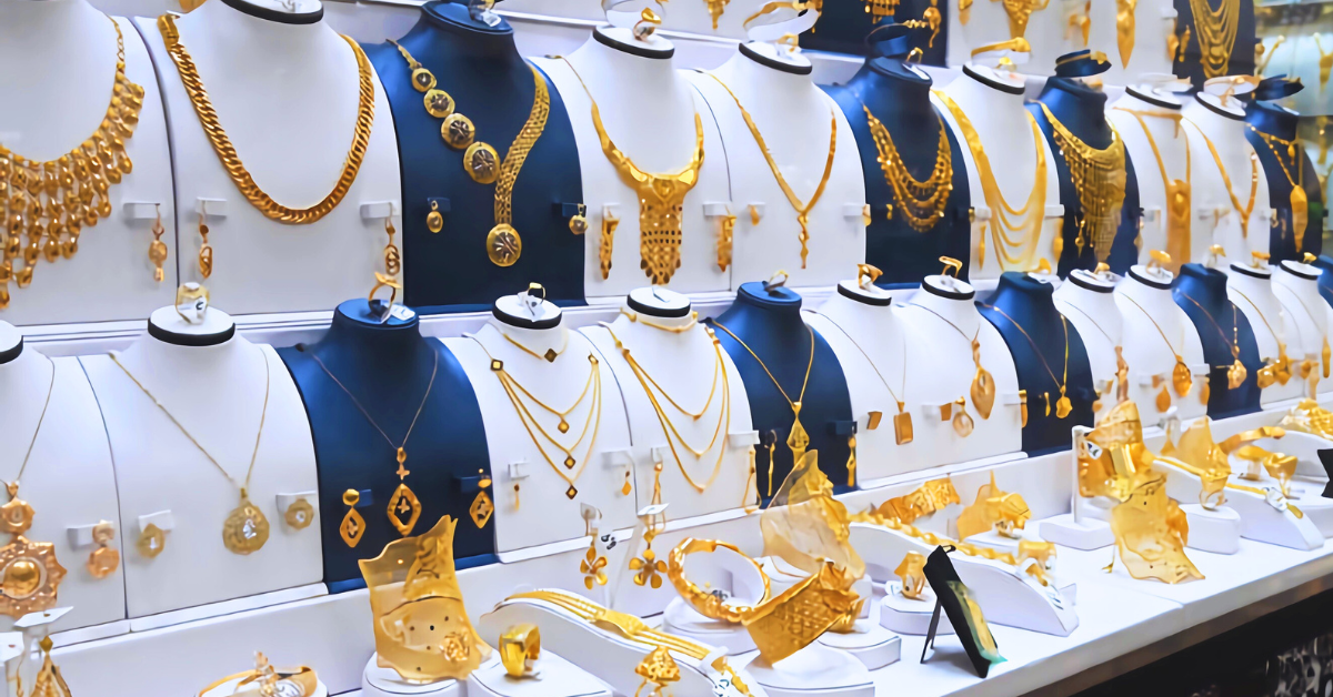 پاکستان میں سونے اور چاندی کی قیمتیں نئی تاریخی بلند ترین سطح پر پہنچ گئیں۔ فی تولہ سونا اور دس گرام سونے کی قیمت میں ریکارڈ اضافہ ہوا۔ عالمی مارکیٹ میں بھی سونے کی قیمتیں تیزی سے بڑھ رہی ہیں۔ سرمایہ کار اور خریدار مقامی جواہرات کی دکانوں میں دلچسپی لے رہے ہیں۔ سونے اور چاندی کی موجودہ قیمتوں کے بارے میں تازہ ترین معلومات یہاں حاصل کریں عالمی اور پاکستانی مارکیٹ میں سونے اور چاندی کی قیمتیں ریکارڈ سطح پر پہنچ گئی ہیں۔ مقامی مارکیٹ میں فی تولہ سونا لاکھوں روپے تک پہنچ گیا اور دس گرام سونے کی قیمت بھی بڑھ گئی۔ چاندی کی قیمتوں میں بھی اضافہ ہوا ہے۔ یہاں جانیں کہ سرمایہ کار اور خریدار اس رجحان سے کس طرح فائدہ اٹھا سکتے ہیں پاکستان میں سونے اور چاندی کی تازہ قیمتیں اب تک کی بلند ترین سطح پر ہیں۔ عالمی مالیاتی حالات اور سرمایہ کاری کے رجحانات کے سبب سونا اور چاندی میں اضافہ ہوا ہے۔ سرمایہ کاروں کے لیے یہ اہم موقع ہے۔ فی تولہ اور دس گرام سونے کی موجودہ قیمتیں اور چاندی کی قیمتیں یہاں دیکھیں سونے اور چاندی کی قیمتیں پاکستان اور عالمی مارکیٹ میں ریکارڈ سطح پر پہنچ گئیں۔ مقامی مارکیٹ میں سونے کی فی تولہ قیمت میں لاکھوں روپے کا اضافہ ہوا۔ سرمایہ کاری کے مواقع اور مارکیٹ کی موجودہ صورتحال کے بارے میں تازہ ترین معلومات حاصل کریں اور سونے کی قیمتوں کا جائزہ لیں