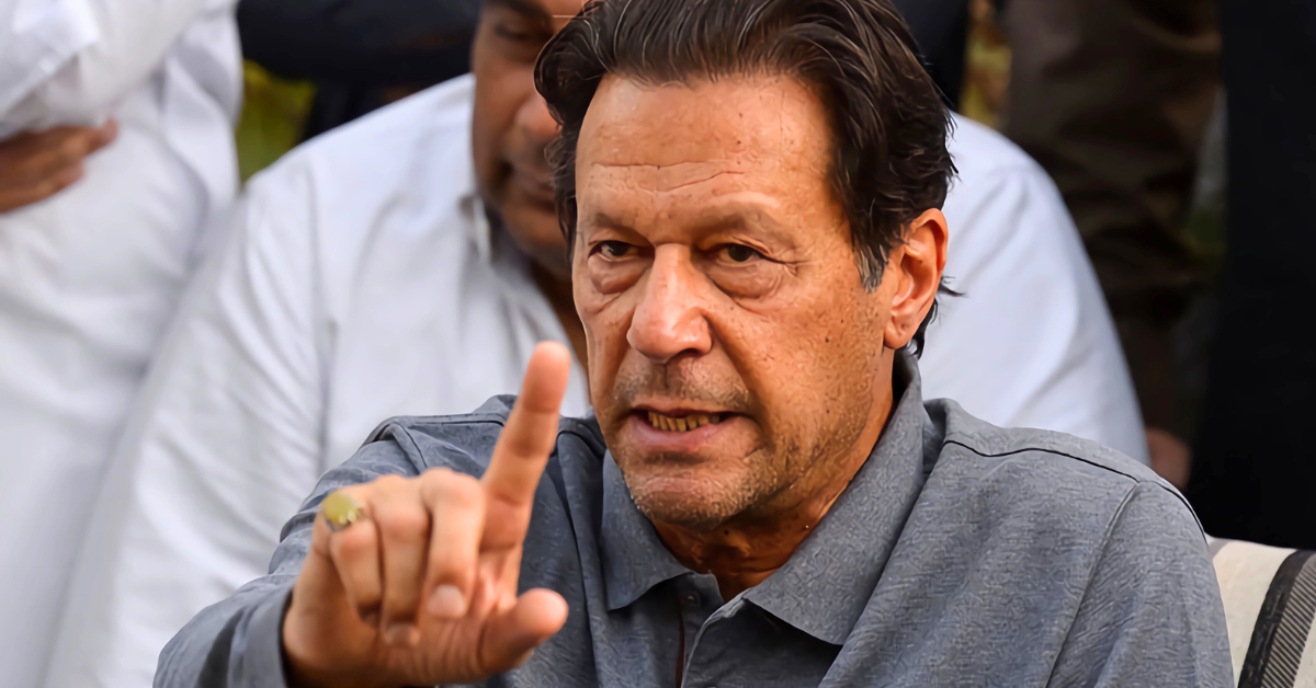 اسلام آباد ہائی کورٹ نے عمران خان کے ایکاؤنٹ کیس میں وکیل کی رسائی نہ ہونے پر سوال اٹھا دیا عدالت نے کیس کی سماعت اگلے ماہ مقرر کی ہے عدالت نے سابق وزیر اعظم کے وکیل کو مؤکل سے ملاقات کی اجازت نہ ملنے پر سخت تشویش ظاہر کی اور پی ٹی اے و جیل حکام سے وضاحت طلب کی عمران خان کے سوشل میڈیا ایکاؤنٹ کیس میں عدالت نے کہا کہ کیس تب تک آگے نہیں بڑھے گا جب تک وکیل اپنے مؤکل سے ملاقات نہ کرے پی ٹی آئی سربراہ کے ایکاؤنٹ سے متعلق کیس میں عدالت نے قانونی کارروائی کے دوران وکیل کی رسائی اور مؤکل کے حقوق کی اہمیت واضح کی عدالت نے نوٹس لیا کہ سابق وزیر اعظم کی فیملی اور پارٹی رہنماؤں پر ملاقات کی پابندیاں برقرار ہیں اور کیس کی سماعت فروری میں ہوگی