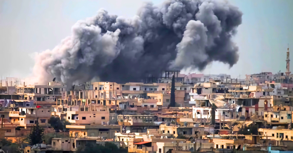 امریکہ نے شام میں شدت پسندوں کے خلاف بڑے فضائی حملے کیے ہیں یہ کارروائیاں پالمیرا میں امریکی اہلکاروں پر ہوئے حملے کے جواب میں کی گئیں پالمیرا میں امریکی اہلکاروں کی ہلاکت کے بعد امریکہ اور اس کے اتحادیوں نے شام میں شدت پسند ٹھکانوں کو نشانہ بنایا آپریشن ہوکائی اسٹریک کے تحت امریکی فضائی حملے شام میں شدت پسندوں کے خلاف موثر حکمت عملی کے طور پر کیے گئے شام میں بین الاقوامی تعاون کے ذریعے شدت پسندوں کے مراکز کو نشانہ بنایا گیا اور مقامی سکیورٹی فورسز کی حمایت کی گئی امریکی اور بین الاقوامی افواج کی شام میں کارروائیوں کا مقصد شدت پسندوں کو ختم کرنا اور علاقے میں امن قائم رکھنا ہے