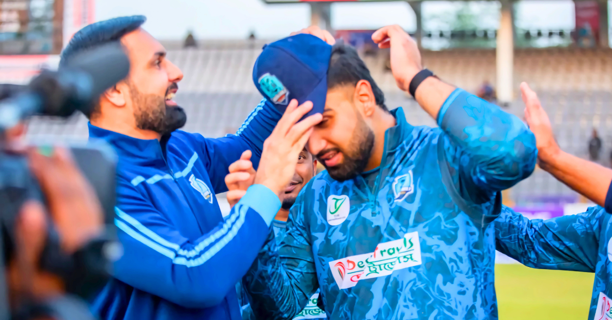 محمد نبی اور بیٹے ہسن ایساکھیل نے بی پی ایل میں پہلی بار ایک ساتھ کھیل کر تاریخ رقم کر دی۔ جانیں ان کی شراکت اور شاندار بیٹنگ کے دلچسپ لمحے بی پی ایل ۲۰۲۶ میں نبی اور بیٹے کی جوڑی نے شائقین کرکٹ کو حیران کر دیا۔ پڑھیں کیسے ہسن ایساکھیل نے ڈیبیو میچ میں بہترین کارکردگی دکھائی افغان کرکٹ کا تاریخی لمحہ: محمد نبی نے اپنے بیٹے ہسن ایساکھیل کے ساتھ میدان میں کھیل کر شائقین کے لیے یادگار لمحہ بنایا