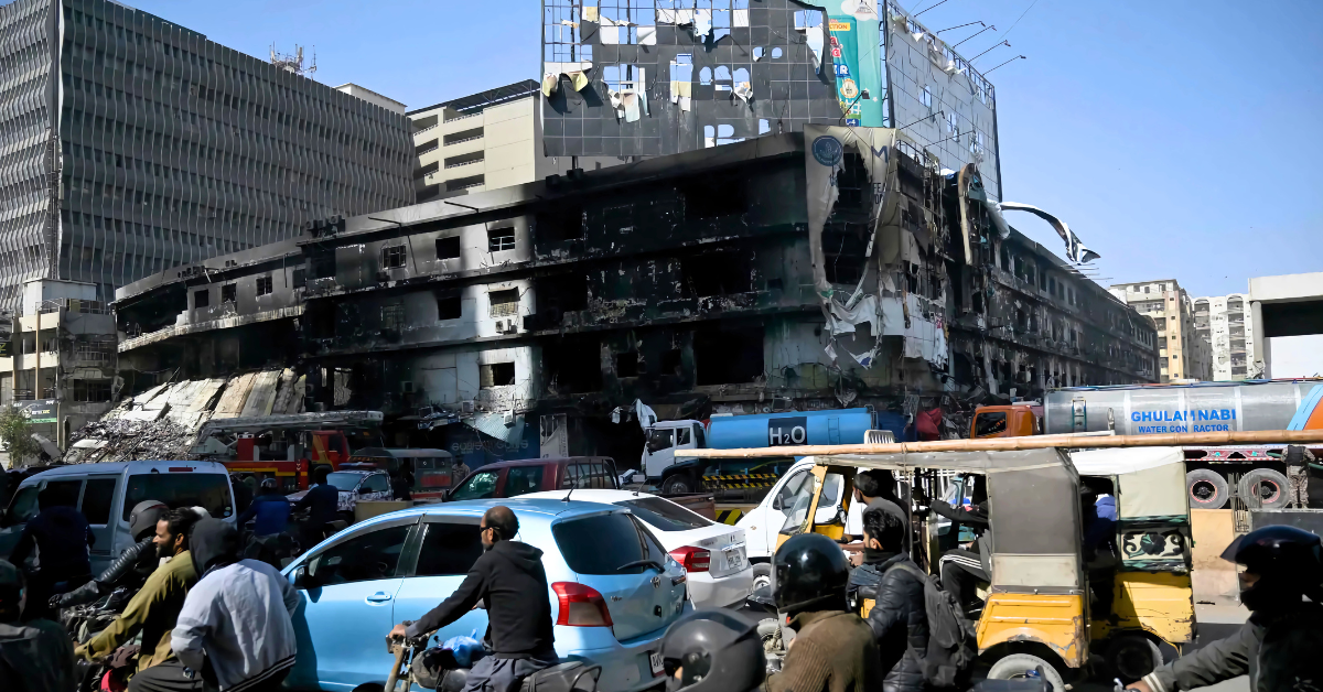 کراچی کے گل پلازہ میں بھیانک آگ نے ستر ایک افراد کی جان لے لی۔ ریسکیو ٹیم کی محنت اور تلاش کے آخری مراحل کے بارے میں تفصیل جانیں گل پلازہ شاپنگ سینٹر میں پیش آنے والے حادثے میں مزید لاشیں بازیاب کی گئی ہیں۔ آگ کی شدت اور ریسکیو آپریشن کی مکمل رپورٹ یہاں پڑھیں کراچی میں گل پلازہ آگ کے سانحے کی تحقیقات اور متاثرہ افراد کی بازیابی کے اقدامات کے بارے میں تازہ ترین معلومات حاصل کریں گل پلازہ آگ کی وجہ، ریسکیو ٹیم کے اقدامات اور شہری تحفظ کے لیے کیے جانے والے اہم اقدامات کی تفصیل جانیں گل پلازہ شاپنگ سینٹر میں آگ لگنے کے بعد لاپتہ افراد کی تلاش اور ریسکیو آپریشن کے بارے میں مکمل اور دوستانہ رپورٹ یہاں دستیاب ہے کراچی کے گل پلازہ آگ کے سانحے کی تازہ ترین تفصیلات، حکام کی نگرانی اور ریسکیو ٹیم کی محنت کے بارے میں جانیں