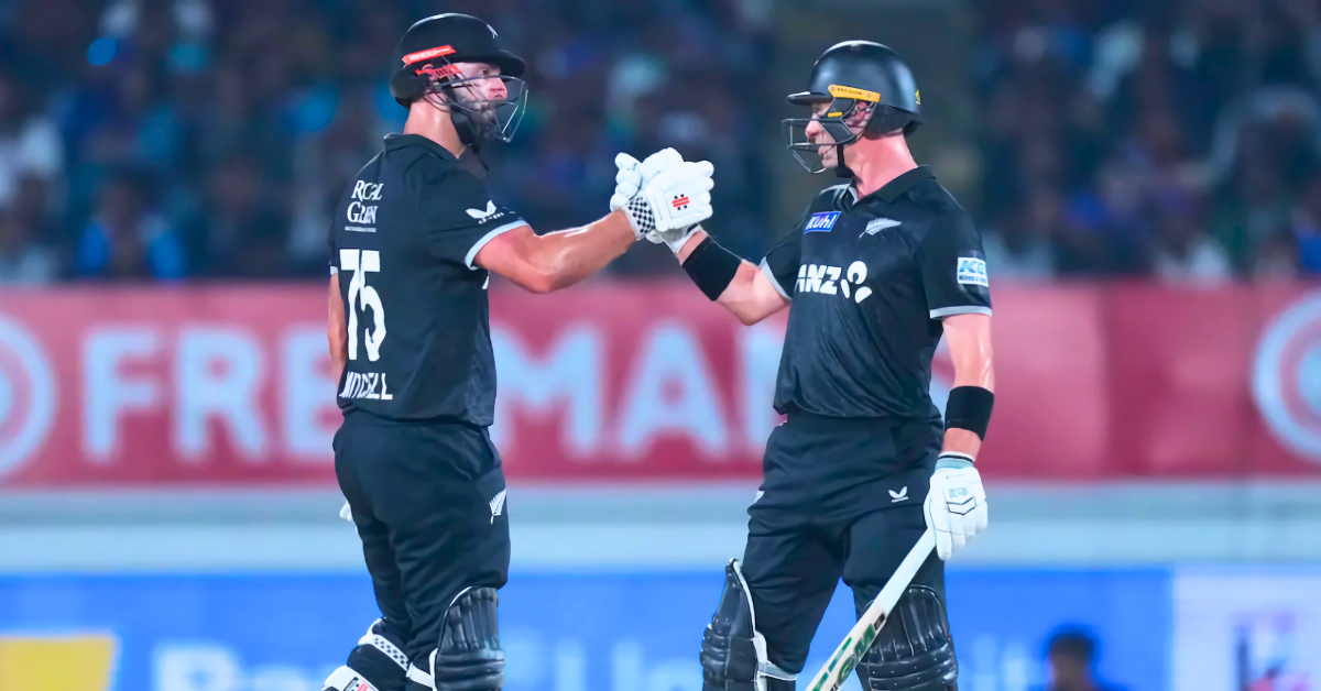 نیو زیلینڈ نے بھارت کے خلاف سیریز برابر کر دی، ڈیرل مچل اور ول ینگ کی شاندار اننگز نے میچ کا فیصلہ کیا، راجکوٹ میں تاریخی فتح حاصل ہوئی کل راہول کی سنچری نے بھارت کو مضبوط آغاز دیا، مگر نیو زیلینڈ نے جارحانہ بیٹنگ کے ساتھ سات وکٹوں سے فتح حاصل کر کے سیریز برابر کر دی راجکوٹ کے نئے اسٹیڈیم میں نیو زیلینڈ نے بھارت کو ۲۸۴ رنز کے ہدف کے مقابلے میں فتح دلائی، ڈیرل مچل کی سنچری اور ول ینگ کی شاندار اننگز نے جیت یقینی بنائی نیو زیلینڈ نے اپنی جارحانہ بیٹنگ سے بھارت کے بولرز کو دباؤ میں رکھا اور آٹھ میچوں کی ہار کا سلسلہ ختم کیا، کل راہول کی سنچری بھی بھارت کو بچا نہ سکی