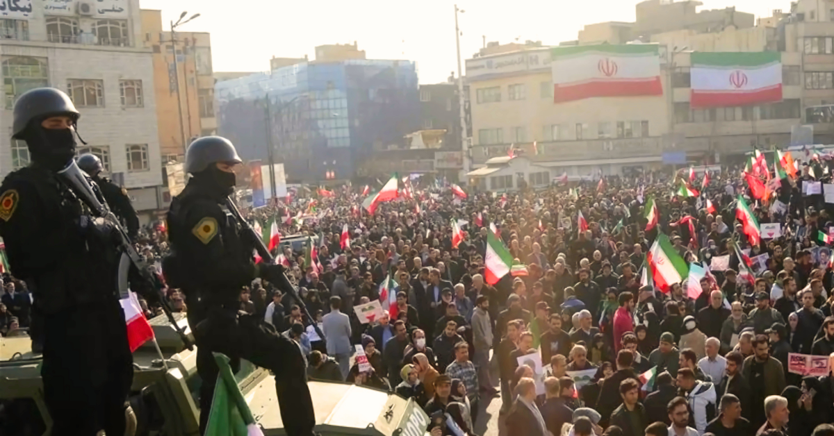 ایران کی معیشت شدید بحران میں ہے بڑھتی مہنگائی اور ریال کی قدر میں کمی نے عوام کی زندگی مشکل بنا دی ہے ایران میں ریال کی گراوٹ اور بڑھتی قیمتیں عوامی احتجاجات کا سبب بنی ہیں حکومت اصلاحات کے لیے کام کر رہی ہے ایران کے شہری بڑھتی مہنگائی اور کمزور معیشت کے اثرات جھیل رہے ہیں تیل کی آمدنی اور پابندیاں اقتصادی دباؤ بڑھا رہی ہیں ایران کی معیشت بحران کا شکار ہے مہنگائی، بے روزگاری اور ریال کی کمی عوام کی مشکلات بڑھا رہی ہیں ایرانی ریال کی گراوٹ اور بڑھتی قیمتیں عام شہریوں کی خریداری کی طاقت کو کم کر رہی ہیں اور مظاہروں کی لہر جاری ہے ایران میں اقتصادی مسائل بڑھ رہے ہیں حکومت معاشی دباؤ کو کم کرنے کی کوشش کر رہی ہے مگر عوام مشکلات میں ہیں