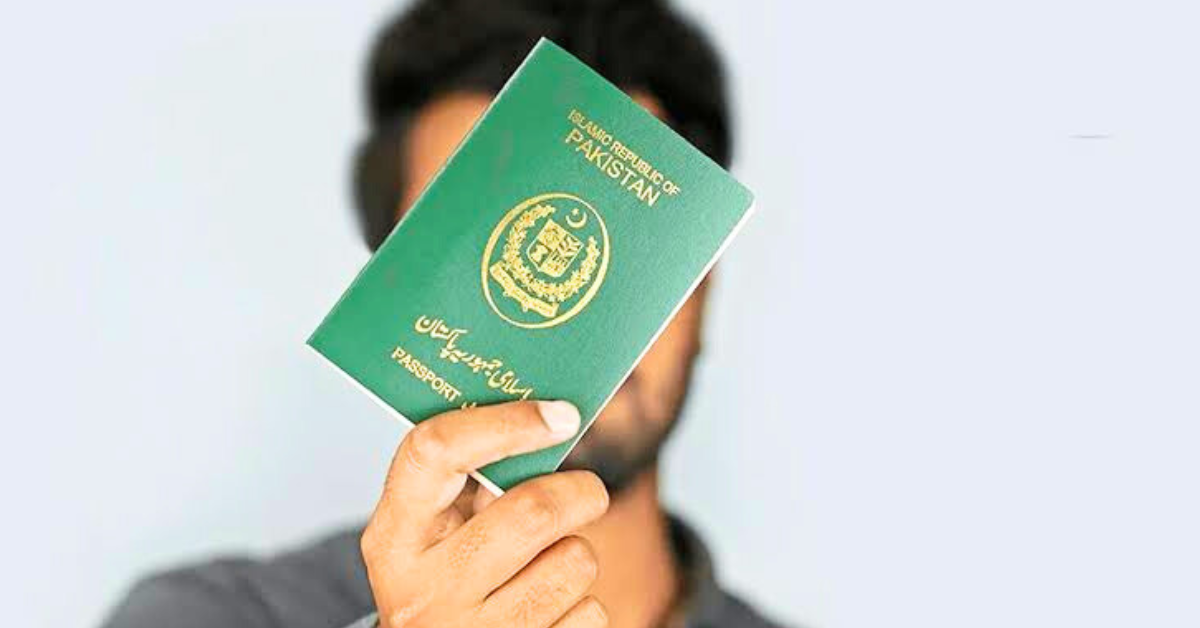 ے پاسپورٹ کی عالمی رینکنگ میں ۲۰۲۶ میں پانچ درجے کی بہتری آئی ہے اور اب یہ ۹۸ویں نمبر پر ہے۔ جانیں پاکستانی شہری کون سے ممالک میں بغیر ویزا سفر کر سکتے ہیں پاکستانی شہری اب ۳۱ ممالک میں ویزا فری یا ویزا آن ارائیول کے ذریعے جا سکتے ہیں۔ اس بلاگ میں مکمل فہرست اور تفصیلات موجود ہیں ہنلی پاسپورٹ انڈیکس کے مطابق پاکستانی پاسپورٹ کی رینکنگ میں بہتری آئی ہے۔ جانیں پاکستان نے دنیا کے دیگر ممالک کے مقابلے میں کیا ترقی کی ہے دنیا کے مضبوط پاسپورٹس کون سے ہیں اور پاکستانی پاسپورٹ کہاں کھڑا ہے؟ ہماری تفصیلی رپورٹ میں سب کچھ پڑھیں