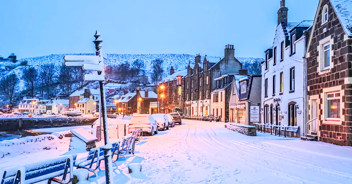 برطانیہ کے مختلف علاقوں میں شدید برفباری اور سردی نے موسم بدل دیا ہے، شہریوں کو احتیاطی تدابیر اختیار کرنے کی ہدایت کی گئی ہے۔ قطبی ہواؤں کے باعث برطانیہ بھر میں برف اور شدید سردی کا راج ہے، سڑکیں پھسلن کا شکار ہو گئی ہیں۔ شمالی اسکاٹ لینڈ میں بھاری برفباری کے بعد موسمی انتباہ جاری، عوام سے غیر ضروری سفر سے گریز کی اپیل۔ برطانیہ میں سرد موسم آئندہ دنوں تک برقرار رہنے کا امکان، راتیں مزید سرد ہونے کی پیشگوئی۔ برفباری نے برطانیہ کو سفید چادر اوڑھا دی، خوبصورت مناظر کے ساتھ مشکلات بھی بڑھ گئیں۔ شدید سردی اور برف نے معمولاتِ زندگی متاثر کر دیے، شہریوں کو گرم رہنے اور محتاط رہنے کا مشورہ۔ برطانیہ میں موسم کی سختی، درجہ حرارت میں نمایاں کمی سے عوام مشکلات کا شکار۔
