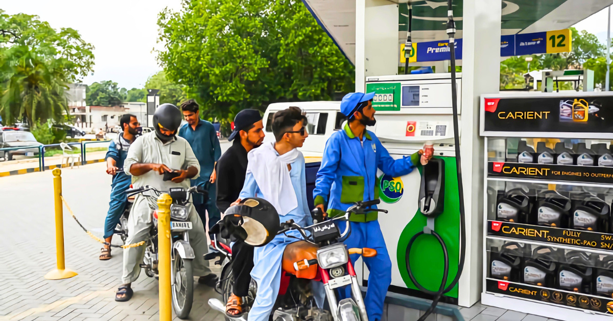 حکومت نے پیٹرول اور ڈیزل کی قیمتیں برقرار رکھی ہیں، لیکن لیوی میں اضافہ کر دیا گیا ہے جانیں اس کا عوام اور ٹرانسپورٹ سیکٹر پر کیا اثر پڑے گا پیٹرول اور ہائی سپیڈ ڈیزل کے نئے ریٹس 2026 کے بارے میں تفصیلات پڑھیں اور معلوم کریں کہ روزمرہ زندگی پر کیسے اثر پڑے گا پیٹرول اور ڈیزل پر بڑھتی لیوی کا عوام اور کسانوں پر اثر جانیں اور تیار رہیں اپنے بجٹ کے مطابق حکومت نے قیمتیں برقرار رکھی ہیں لیکن لیوی میں اضافہ ہوا ہے یہ جاننا ضروری ہے کہ اس سے روزانہ کی ضروریات کی قیمتیں کیسے متاثر ہوں گی پاکستان میں پیٹرول اور ڈیزل کی تازہ قیمتیں اور لیوی کا اضافہ عوام کے لیے کیا معنی رکھتا ہے، سبھی اہم معلومات یہاں حاصل کریں