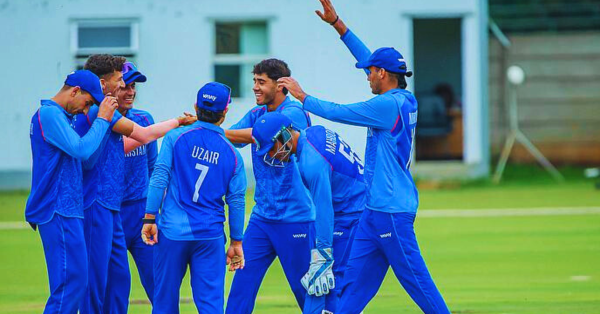 افغانستان اور ذمبابوے انڈر نائنٹین ٹیمیں آج ہرارے میں اہم مقابلے کے لیے آمنے سامنے ہوں گی۔ دیکھیں کون جیتے گا اور کون کھلاڑی کرسکتا ہے شاندار کھیل۔ سہ فریقی انڈر نائنٹین سیریز کا چوتھا میچ دلچسپ ہونے والا ہے۔ افغانستان کی مضبوط بیٹنگ اور ذمبابوے کے ہوم گراؤنڈ کا فائدہ مقابلے کو سنسنی خیز بنا سکتا ہے۔ ہرارے کے سن رائز اسپورٹس کلب میں نوجوان کرکٹرز کی صلاحیتیں پرکھنے کا بڑا موقع۔ افغانستان اور ذمبابوے انڈر نائنٹین کے درمیان کون کرے گا کامیابی حاصل؟ افغانستان انڈر نائنٹین ٹیم کو معمولی برتری حاصل ہے، مگر ذمبابوے انڈر نائنٹین بھی ہوم گراؤنڈ پر اچھا مظاہرہ کرسکتی ہے۔ میچ کی تمام جھلکیاں یہاں جانیں