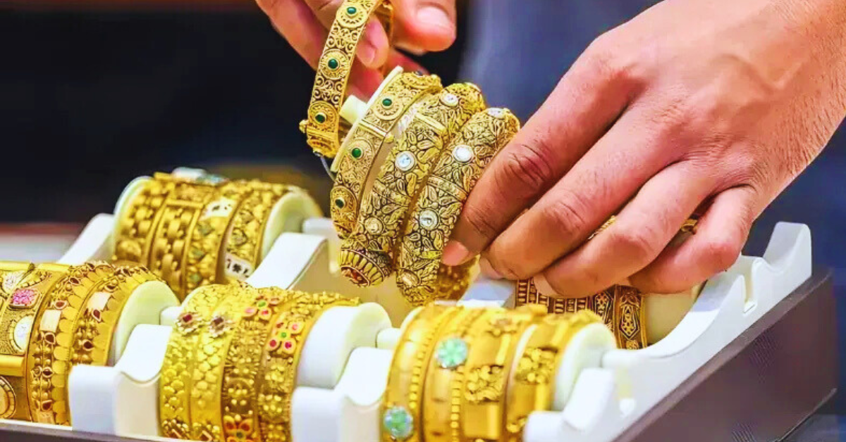 ۱۔ سونے کی قیمت میں کمی منافع بکنگ اور ڈالر کی مضبوطی کے اثرات