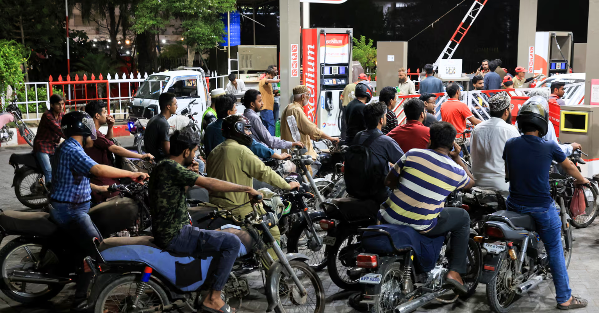 پاکستان میں پیٹرول کی قیمتوں میں بڑا اضافہ، فی لیٹر پچپن روپے مہنگا پاکستان میں پیٹرول اور ڈیزل مہنگے، حکومت کا تاریخی قیمتوں میں اضافہ پیٹرول کی نئی قیمت پاکستان میں نافذ، عوام پر مہنگائی کا نیا بوجھ عالمی تیل بحران کا اثر، پاکستان میں پیٹرول کی قیمتوں میں ریکارڈ اضافہ پاکستان میں پیٹرول تین سو اکیس روپے فی لیٹر سے تجاوز، نئی قیمتیں جاری پیٹرول اور ڈیزل کی قیمتوں میں بڑا اضافہ، حکومت کا اہم اعلان پاکستان میں ایندھن مہنگا، پیٹرول اور ڈیزل کی قیمتوں میں اچانک اضافہ عالمی کشیدگی کے بعد پاکستان میں پیٹرول کی قیمتوں میں تاریخی اضافہ پیٹرول مہنگا ہونے سے ملک بھر میں تشویش، نئی قیمتیں نافذ پاکستان میں پیٹرول بحران کا خدشہ، حکومت نے قیمتوں میں بڑا اضافہ کر دیا