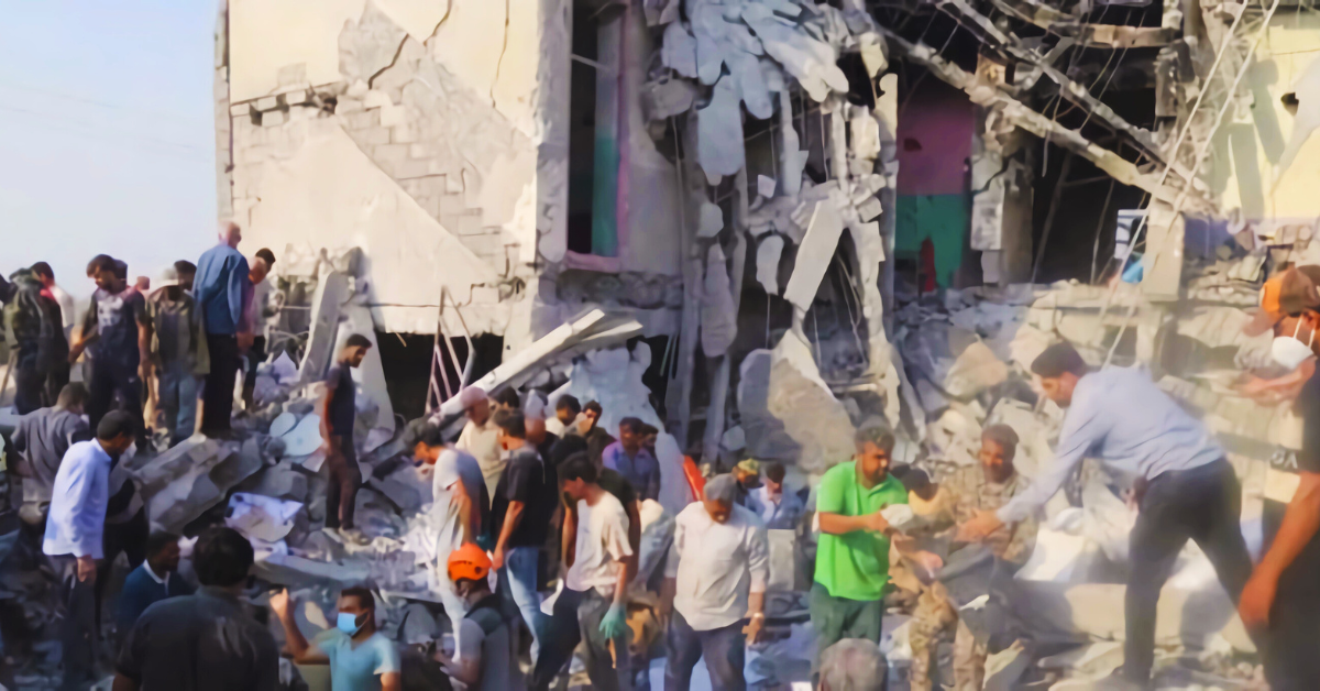 اقوام متحدہ نے ایران کے لڑکیوں کے اسکول پر حملے کی فوری اور شفاف تحقیقات کا مطالبہ کیا ہے، جس میں کم از کم 150 افراد ہلاک ہوئے۔ میناب کے اسکول پر مہلک حملے میں بڑی تعداد میں طالبات ہلاک، عالمی برادری نے شدید تشویش کا اظہار کیا ہے۔ فولکر ترک نے اسکول پر حملے کو انسانی حقوق کی سنگین خلاف ورزی قرار دیا اور تحقیقات کی ضرورت پر زور دیا۔ امریکہ کی تحقیقات جاری ہیں، لیکن اسکول حملے میں ذمہ داری کے بارے میں ابھی تک کوئی باضابطہ اعلان نہیں ہوا۔ میڈیا رپورٹس اور فوجی بیانات کے مطابق امریکی فورسز کے ملوث ہونے کے شبہات ہیں، تحقیقات تیز کرنے کی ضرورت۔ غیر جنگی اداروں کو نشانہ بنانے سے عالمی تشویش بڑھ گئی، بین الاقوامی قوانین کی خلاف ورزی پر زور دیا جا رہا ہے۔ عالمی برادری نے مطالبہ کیا ہے کہ ایران اسکول حملے کے ذمہ داروں کے خلاف فوری اور سخت کارروائی کی جائے۔ اگر آپ چاہیں تو میں اب اس بلاگ کے لیے گوگل سرچ کے ٹاپ رینکنگ کی ورڈز بھی تیار کر دوں تاکہ سرچ انجن بلاگ کو آسانی سے دکھائے اور ٹریفک بڑھے۔