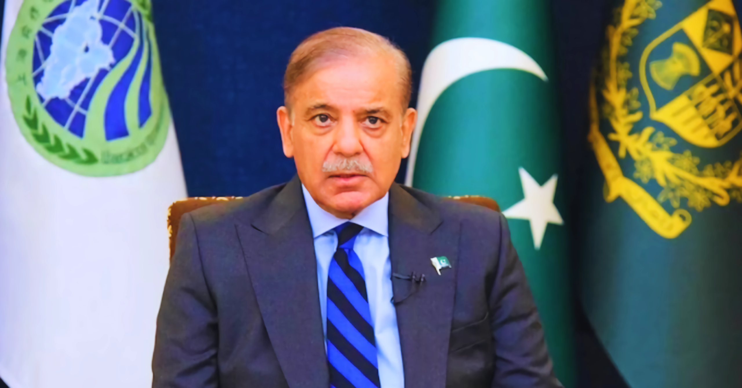 وزیراعظم شہباز شریف نے ایندھن بچت کے لیے سرکاری اخراجات میں کٹوتیاں، چار روزہ کام کا ہفتہ، اور آن لائن تعلیم کے اقدامات کا اعلان کیا پاکستان میں عالمی تیل بحران کے پیشِ نظر حکومت نے کفایت شعاری کے اقدامات نافذ کر دیے، عوام اور ملازمین پر اثرات پارلیمنٹ اور اعلیٰ سرکاری ملازمین کی تنخواہوں میں کمی، سرکاری خریداری اور غیر ضروری دوروں پر پابندیاں تمام سکولوں میں دو ہفتے کی تعطیلات اور ہائر ایجوکیشن اداروں میں آن لائن تعلیم کا آغاز چار روزہ ورک ویک، گھر سے کام کرنے کی پالیسی اور عوامی مفاد کے لیے سرکاری اخراجات میں کمی سرکاری تقاریب، عشائیے اور سیمینارز میں کفایت شعاری، توانائی اور معیشت کے تحفظ کے اقدامات عالمی تیل بحران کے اثرات اور پاکستان کی توانائی اور معیشت کو مستحکم رکھنے کے لیے حکومتی اقدامات عوام کے لیے بوجھ کم کرنے اور توانائی بچانے کے لیے سرکاری پالیسیوں اور ایندھن بچت کے منصوبے وزیراعظم کے اعلان کے تحت سرکاری اداروں میں ایندھن، اخراجات اور غیر ضروری سفر پر پابندیاں کفایت شعاری اور عوامی بھلائی کے لیے پاکستان میں جدید سرکاری اقدامات اور پالیسی فیصلے