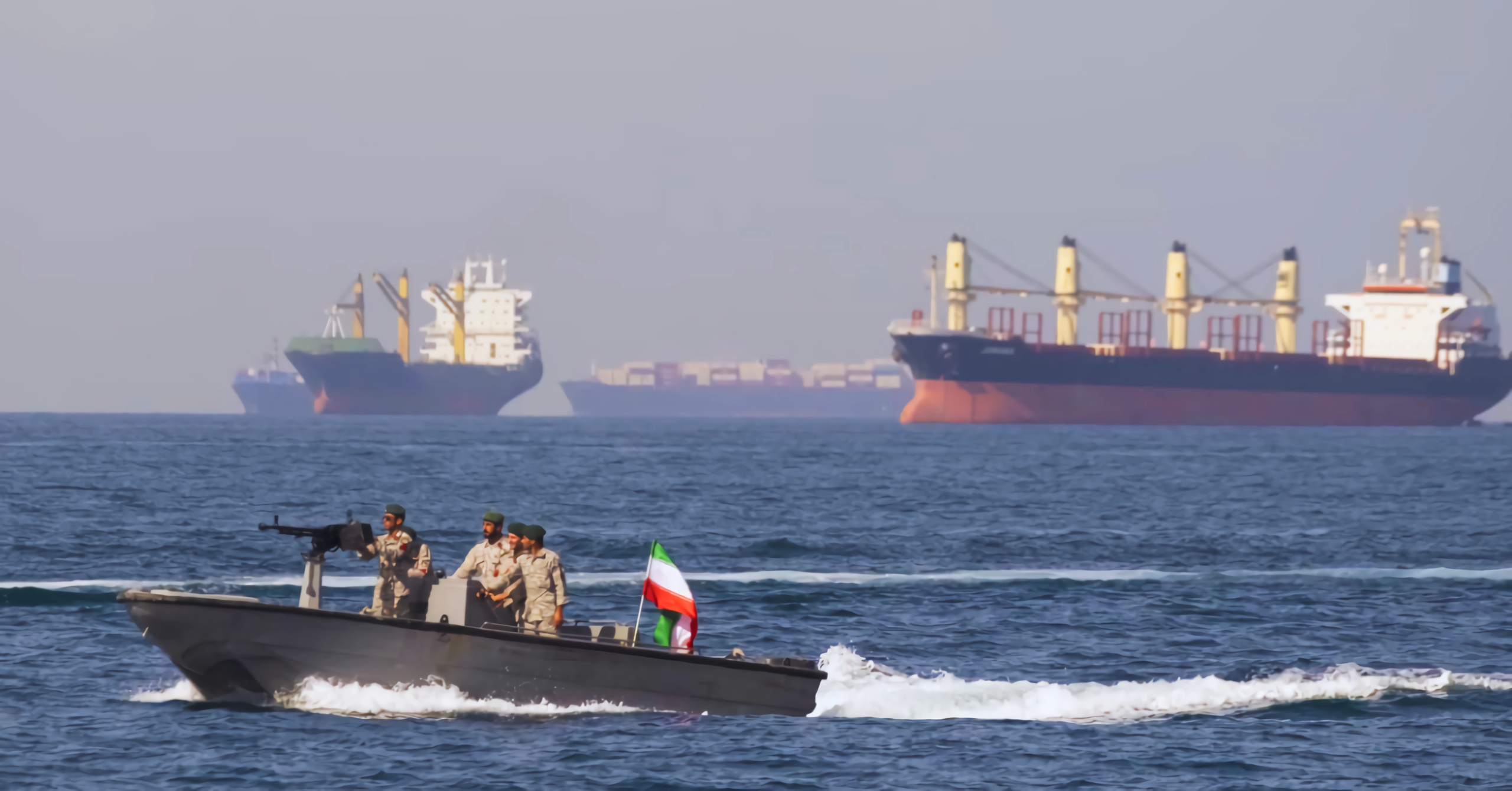 ایران کی تیل کی بندش اور امریکی انتباہ ایران نے اعلان کیا ہے کہ ہرمز کے راستے تیل کی ترسیل اس وقت تک روک دی جائے گی جب تک امریکہ اور اسرائیل کے حملے جاری ہیں۔ یہ فیصلہ عالمی توانائی مارکیٹ کے لیے شدید غیر یقینی صورتحال پیدا کر رہا ہے، کیونکہ ہرمز دنیا کے خام تیل کا پانچواں حصہ لے کر جاتا ہے۔ صدر ٹرمپ کے سخت اقدامات اور دھمکی امریکی صدر ڈونلڈ ٹرمپ نے خبردار کیا کہ اگر ایران نے تیل کی ترسیل میں رکاوٹ ڈالی تو امریکہ اسے پہلے سے بیس گنا سخت نشانہ بنائے گا۔ انہوں نے دعویٰ کیا کہ امریکہ نے ایران کی فوجی صلاحیتوں کو شدید نقصان پہنچایا ہے اور جنگ کا اختتام ابتدائی انداز سے بہت پہلے ممکن ہے۔ ایران کے اسلامی انقلابی گارڈز کا موقف ایران کے اسلامی انقلابی گارڈز نے واضح کیا کہ وہ ہی جنگ کے اختتام کا فیصلہ کریں گے اور اگر حملے جاری رہیں تو ایک قطر تیل بھی باہر جانے نہیں دیا جائے گا۔ یہ سخت موقف عالمی منڈیوں میں غیر یقینی صورتحال کو بڑھا رہا ہے۔ سپریم لیڈر آیت اللہ مجتبیٰ خامنہ ای کی تقرری اور جنگ پر اثرات آیت اللہ مجتبیٰ خامنہ ای کی حالیہ تقرری نے جنگ کے فوری خاتمے کی امیدوں کو کمزور کر دیا۔ اس فیصلے کے بعد عالمی تیل کی قیمتیں بڑھیں اور اسٹاک مارکیٹس میں شدید اتار چڑھاؤ دیکھنے کو ملا۔ عالمی تیل کی قیمتوں میں اتار چڑھاؤ