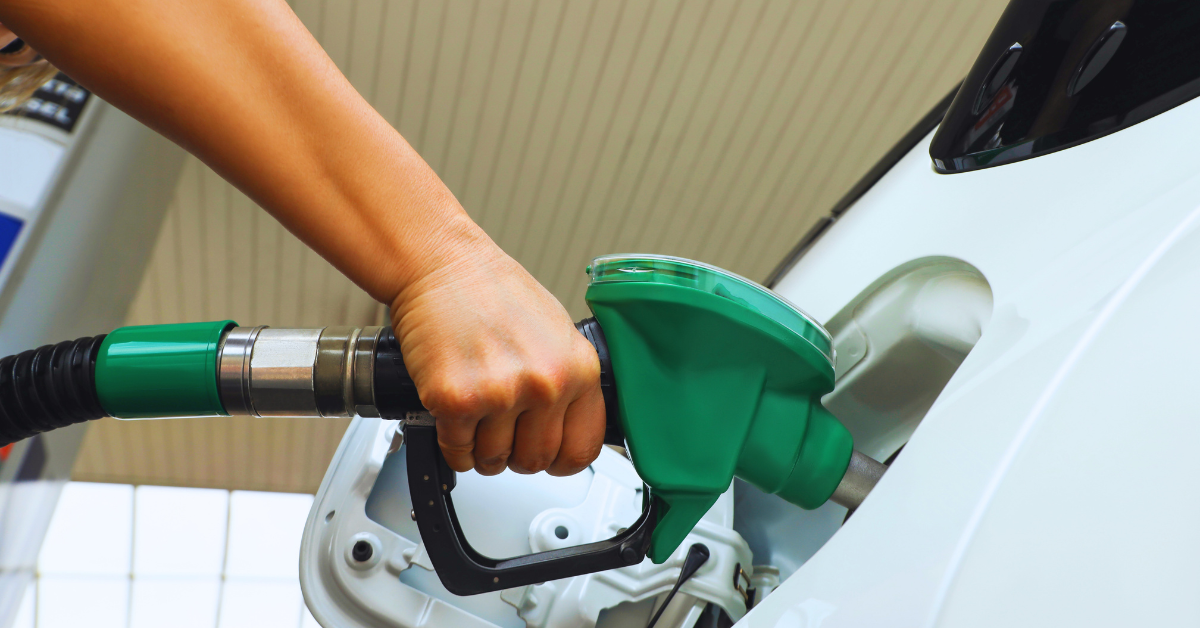 حکومت نے مٹی کے تیل کی قیمت میں 40 روپے اضافہ کر دیا پیٹرول اور ڈیزل کی قیمتیں برقرار