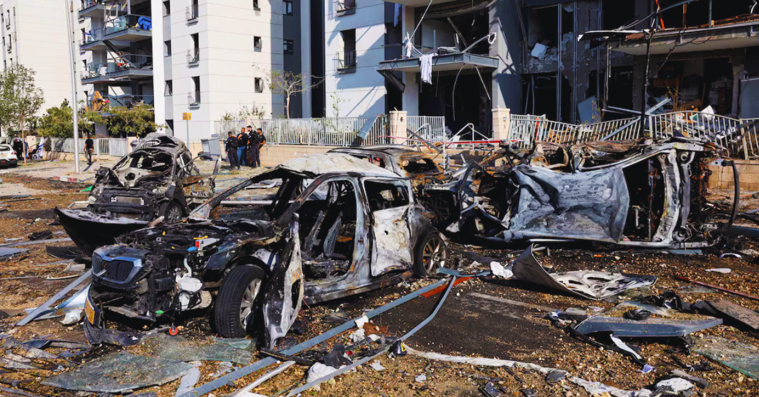 ایران اور اسرائیل کے درمیان بڑھتی کشیدگی نے مشرق وسطیٰ میں خطرناک صورتحال پیدا کر دی ہے جانیے تازہ ترین اپڈیٹس اور عالمی اثرات ایران کے جوابی اقدامات اور خلیجی ممالک پر حملوں کے بعد خطے میں تناؤ بڑھ گیا مکمل تفصیل اور اہم معلومات یہاں پڑھیں مشرق وسطیٰ میں جاری تنازعہ نے عالمی معیشت کو متاثر کرنا شروع کر دیا ہے تیل کی قیمتوں میں اضافہ اور سیکیورٹی خدشات پر مکمل رپورٹ ایران اسرائیل کشیدگی کے باعث خلیجی ممالک بھی متاثر ہو رہے ہیں تازہ خبریں اور اہم پیش رفت جاننے کے لیے یہ رپورٹ پڑھیں سعودی عرب کے سخت ردعمل اور ایران کے بیانات کے بعد خطے میں صورتحال مزید پیچیدہ ہو گئی مکمل تجزیہ اور اپڈیٹس یہاں دیکھیں ایران کے حملوں اور توانائی تنصیبات کو نشانہ بنانے کے بعد عالمی سطح پر تشویش میں اضافہ تازہ ترین صورتحال جانیے اگر آپ چاہیں تو میں اب