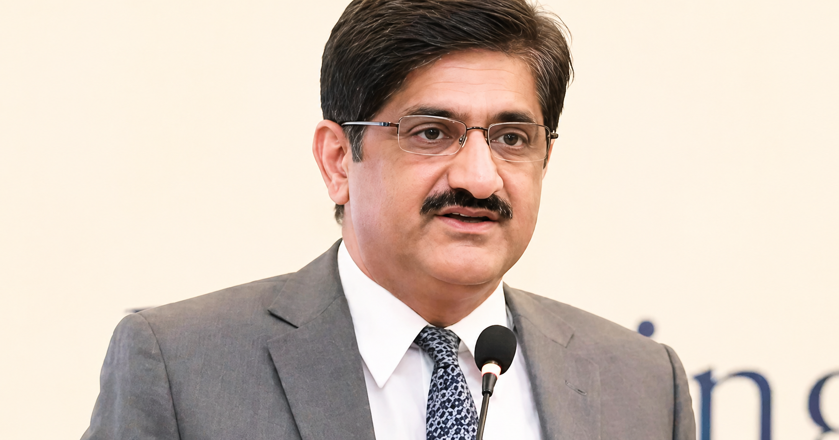 سندھ حکومت نے حیدرآباد میں ڈاؤن سنڈروم سینٹرز قائم کر کے خصوصی بچوں کی فلاح کے لیے اہم قدم اٹھایا ہے۔ وزیراعلیٰ مراد علی شاہ نے خصوصی بچوں کے لیے نئے ڈاؤن سنڈروم مراکز اور فلاحی منصوبوں کا اعلان کیا ہے۔ سندھ حکومت نے حیدرآباد اور دیگر شہروں میں خصوصی بچوں کے لیے سہولیات بڑھانے کا فیصلہ کیا ہے۔ ڈاؤن سنڈروم سینٹرز کا قیام سندھ حکومت کا خصوصی بچوں کے لیے بڑا اور مثبت اقدام ہے۔ سندھ میں خصوصی بچوں کے لیے نئے مراکز، پارکس اور بحالی منصوبے شروع کیے جا رہے ہیں۔