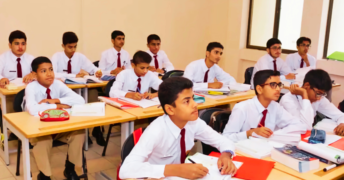 سندھ کے نجی سکول ایسوسی ایشنز نے میٹرک امتحانات ملتوی کرنے کا مطالبہ کر دیا ہزاروں طلباء کے ایڈمٹ کارڈز ابھی تک جاری نہیں ہوئے طلباء امتحانی تیاری کے بجائے ایڈمٹ کارڈز تلاش کرنے میں مصروف بورڈ آف سیکنڈری ایجوکیشن کراچی کی انتظامی وضاحت نئے امتحانی کنٹرولر احمد خان چھٹو کی تعیناتی اور چیلنجز کراچی بورڈ کے تین لاکھ سے زائد طلباء کی تعلیمی مستقبل کی تشویش ایڈمٹ کارڈز اپلوڈ کرنے میں IT سیل کی مشکلات نجی سکولز ایسوسی ایشنز کا طلباء کے حق میں احتجاج اور مطالبات