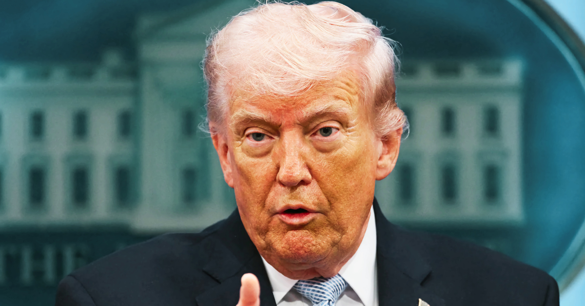 مشرق وسطیٰ میں کشیدگی بڑھ گئی ہے۔ ٹرمپ نے ایران کے ساتھ امن ناکام ہونے پر بڑی جنگ کی وارننگ دی ہے اور فوجی تیاریاں جاری ہیں۔ امریکی صدر ڈونلڈ ٹرمپ نے ایران کے خلاف ممکنہ جنگ کا اعلان کیا ہے اور خطے میں مکمل فوجی موجودگی کا عندیہ دیا ہے۔ امریکہ اپنی فوج مشرق وسطیٰ میں برقرار رکھے گا تاکہ ایران کے کسی بھی خطرے کا مؤثر جواب دیا جا سکے۔ اسرائیل نے حزب اللہ کے رہنما نائم قاسم کو بیروت میں ہلاک کرنے کا دعویٰ کیا ہے جس سے خطے میں صورتحال مزید پیچیدہ ہو گئی ہے۔ ایران اور امریکہ کے درمیان امن مذاکرات میں اختلافات جاری ہیں، لبنان میں حملے اور جوہری پروگرام کے مسائل بات چیت پر اثر ڈال رہے ہیں۔ عالمی منڈی میں تیل کی قیمتیں بڑھ گئیں، سرمایہ کاروں کو خدشہ ہے کہ آبنائے ہرمز میں کشیدگی توانائی سپلائی کو متاثر کر سکتی ہے۔ پاکستان خطے میں امن کے لیے ثالثی کر رہا ہے اور کوشش کر رہا ہے کہ امریکہ اور ایران کے درمیان کشیدگی کم ہو۔ یورپی ممالک نے کہا ہے کہ آبنائے ہرمز کو ہر صورت کھلا رکھنا ضروری ہے کیونکہ یہ عالمی تجارت کے لیے اہم راستہ ہے۔ مشرق وسطیٰ میں مستقبل کی جنگ کے خدشات بڑھ گئے ہیں، عالمی برادری کو فوری اقدامات کرنے کی ضرورت ہے۔