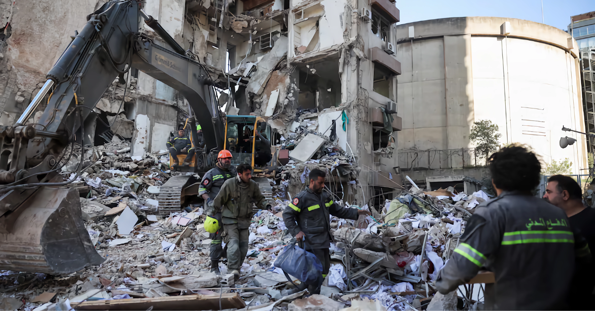 ایران کے صدر نے لبنان پر اسرائیلی حملوں کی مذمت کی اور کہا کہ یہ صلح معاہدے کی خلاف ورزی ہے پاکستان ثالثی کے کردار کے ساتھ خطے کی کشیدگی بڑھ رہی ہے اسرائیل لبنان پر شدید حملے کر رہا ہے اور ایران نے مذاکرات سے پہلے خبردار کیا پاکستان اور امریکہ کی ثالثی پر بھی اثر پڑ رہا ہے ہرمز کی تنگی نے عالمی توانائی سپلائی متاثر کی ہے ایران اور اسرائیل کے اقدامات سے تیل کی قیمتیں ریکارڈ سطح پر پہنچ گئی ہیں لبنان میں اسرائیلی بمباری اور ایران کی سخت پالیسی کے درمیان پاکستان کی ثالثی جاری ہے خطے میں کشیدگی بڑھ رہی ہے نیتن یاہو کا حزب اللہ پر حملوں کا اعلان خطے میں عدم استحکام پیدا کر رہا ہے ایران، پاکستان اور امریکہ کے مذاکرات جاری ہیں