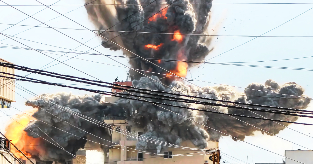 لبنان میں اسرائیلی فضائی حملوں نے امریکہ اور ایران کے درمیان امن معاہدے کو خطرے میں ڈال دیا لبنان کے شہری شدید خوف میں مبتلا ہیں اور ریسکیو ٹیمیں ملبے سے زندہ افراد کو نکال رہی ہیں لبنان پر اسرائیل کے تازہ حملے خطے میں کشیدگی بڑھا رہے ہیں پاکستان کے ذریعے طے شدہ امن معاہدے پر سوالیہ نشان لگ گیا شہریوں کی جانوں کو بچانے کے لیے امدادی سرگرمیاں جاری ہیں اسرائیلی حملوں کے بعد لبنان کے جنوبی شہر تباہ حال ہو گئے ریسکیو ٹیمیں زخمیوں کی مدد میں مصروف ہیں اور عالمی برادری فوری اقدامات کے لیے متحرک ہو گئی ہے لبنان میں جاری فضائی حملے شہریوں کے لیے شدید خطرہ ہیں پاکستانی ثالثی کے باوجود امن معاہدے پر اثر پڑا انسانی جانوں کے تحفظ کے لیے فوری کارروائی ضروری ہے لبنان میں اسرائیلی فضائی حملوں سے شہری علاقوں میں خوف اور ہراس پیدا ہو گیا ہے امدادی ادارے زخمیوں کو بچانے اور بنیادی سہولیات فراہم کرنے کے لیے کوشاں ہیں