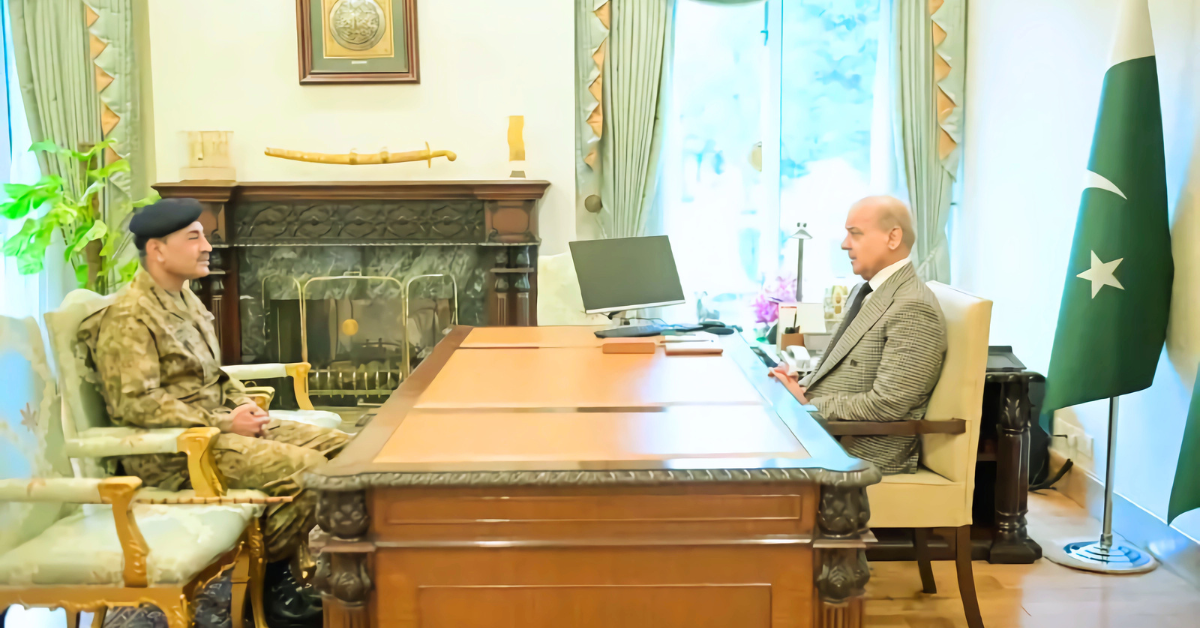 پاکستان نے امریکہ اور ایران کے درمیان امن مذاکرات میں ثالثی کر کے خطے میں کشیدگی کم کرنے اور جنگ بندی قائم رکھنے میں اہم کردار ادا کیا وزیر اعظم شہباز شریف اور عاصم منیر نے مذاکرات کی پیشرفت کا جائزہ لیا اور خطے میں پائیدار امن کے لیے پاکستان کی کوششوں کو سراہا پاکستان کی ثالثی کے ذریعے امریکہ اور ایران کے درمیان امن مذاکرات کا آغاز، دو ہفتے کی جنگ بندی اور اعتماد کی بحالی ممکن ہوئی ہرمز کی تنگی اور عالمی توانائی بحران کے دوران پاکستان نے دونوں فریقین کے درمیان پرامن مذاکرات میں سہولت فراہم کی پاکستان کے قیادت میں امریکہ اور ایران کے مذاکرات کا نیا مرحلہ شروع، خطے میں کشیدگی کم اور عالمی امن کی کوششیں مضبوط ہوئیں وزیر اعظم شہباز شریف اور عاصم منیر کی کوششوں سے امریکہ اور ایران کے درمیان جنگ بندی ممکن ہوئی اور مذاکرات کا ماحول بہتر ہوا پاکستان کی ثالثی نے خطے میں اعتماد بحال کیا، عالمی توانائی مارکیٹ پر مثبت اثر ڈالا اور امن کے فروغ میں مدد کی دو ہفتے کی جنگ بندی کے بعد امریکہ اور ایران کے مذاکرات کا نیا مرحلہ شروع، پاکستان کی ثالثی کو عالمی سطح پر سراہا گیا