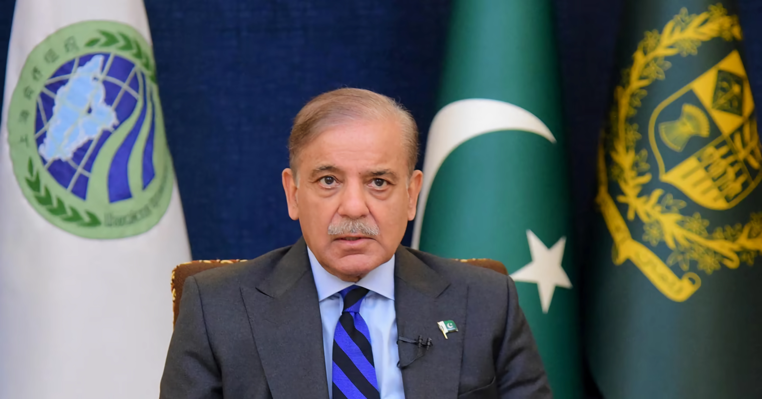 1 وزیراعظم شہباز شریف نے امریکہ اور ایران کے درمیان مذاکرات میں پاکستان کے کردار کو تاریخ کا روشن باب قرار دیا اور کہا کہ پاکستان ایک ایماندار ثالث کے طور پر دنیا میں پہچانا جا رہا ہے 2 پاکستان نے امریکہ اور ایران کو مذاکرات کی میز پر بٹھا کر ایک بڑی سفارتی کامیابی حاصل کی وزیراعظم شہباز شریف نے اسے پاکستان کا روشن وقت قرار دیا پوری تفصیل یہاں پڑھیں 3 وزیراعظم شہباز شریف نے سنڈے ٹائمز کو انٹرویو میں بتایا کہ پاکستان امریکہ اور ایران دونوں کا بھروسہ مند ملک ہے اور یہ اعتماد ہماری سب سے بڑی طاقت ہے 4 فیلڈ مارشل عاصم منیر اور وزیراعظم شہباز شریف کی مشترکہ کوششوں سے پاکستان نے امریکہ ایران مذاکرات میں تاریخی کردار ادا کیا جانیں پوری کہانی 5 پاکستان کی سفارتی تاریخ میں ایک نیا باب شامل ہو گیا امریکہ اور ایران کے درمیان مذاکرات میں پاکستان کی ثالثی کو پوری دنیا نے سراہا شہباز شریف کا بیان پڑھیں 6 وزیر خارجہ اسحاق ڈار کی انتھک سفارتی کوششوں اور فیلڈ مارشل عاصم منیر کے اہم کردار نے پاکستان کو عالمی سطح پر ایک قابل اعتماد ثالث ملک بنا دیا 7 امریکہ اور ایران کے درمیان دوسرے دور کے مذاکرات اسلام آباد میں ہونے کی امید ہے وزیراعظم شہباز شریف نے کہا کہ پاکستان امن کے لیے اپنی کوششیں جاری رکھے گا 8 چوبیس کروڑ پاکستانیوں کے لیے یہ فخر کا لمحہ ہے پاکستان نے دنیا کو دکھایا کہ وہ ایک ذمہ دار اور امن پسند ملک ہے جو عالمی سطح پر اہم کردار ادا کر سکتا ہے 9 شہباز شریف نے کہا کہ امن آسانی سے نہیں ملتا لیکن پاکستان صبر اور حکمت کے ساتھ امریکہ ایران مذاکرات کو کامیاب بنانے کے لیے کوشاں ہے تازہ خبر پڑھیں