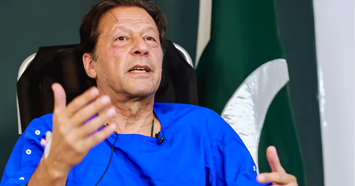 اسلام آباد ہائی کورٹ کو بتایا گیا کہ عمران خان اور بشریٰ بی بی جیل میں صحت کے سنگین مسائل کا شکار ہیں اور مناسب علاج ممکن نہیں۔ عمران خان کی جیل میں صحت کی صورتحال تشویشناک ہو گئی ہے جبکہ بینائی میں کمی کی اطلاعات بھی سامنے آئی ہیں۔ اسلام آباد ہائی کورٹ میں کیس کی سماعت کے دوران عمران خان کی جیل میں طبی حالت پر اہم دلائل دیے گئے۔ بشریٰ بی بی اور عمران خان کو قید تنہائی میں رکھنے اور علاج نہ ملنے پر عدالت کو آگاہ کیا گیا۔ اڈیالہ جیل میں عمران خان کی صحت اور سہولیات سے متعلق اہم انکشافات سامنے آئے ہیں۔ اسلام آباد ہائی کورٹ کو بتایا گیا کہ جیل میں عمران خان کا مکمل علاج ممکن نہیں ہے۔ عمران خان اور بشریٰ بی بی کی صحت کے حوالے سے کیس کی سماعت میں اہم قانونی دلائل پیش کیے گئے۔ قید تنہائی اور جیل کے حالات پر عدالت میں تشویش کا اظہار کیا گیا۔ عمران خان کی بینائی متاثر ہونے کی اطلاعات اور جیل میں علاج کے مسائل سامنے آئے۔ اسلام آباد ہائی کورٹ میں عمران خان اور بشریٰ بی بی کیس کی اہم پیش رفت رپورٹ کی گئی۔
