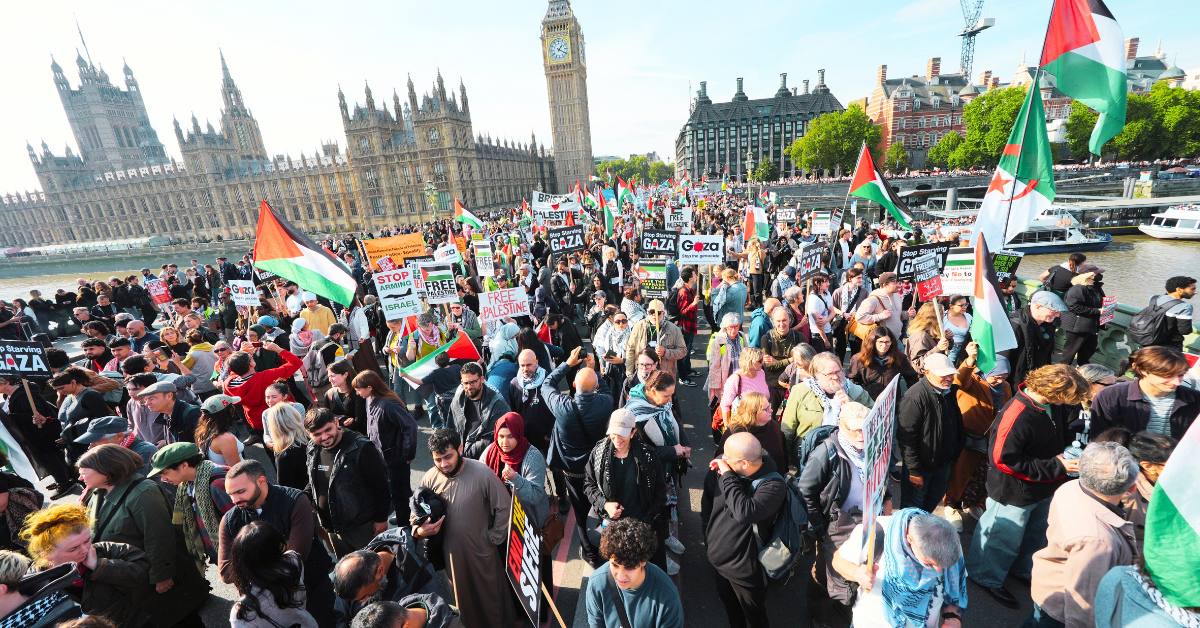 برطانیہ میں فلسطین حامی مارچز پر پابندی کا امکان کیئر اسٹارمر کا بڑا بیان کیئر اسٹارمر کا فلسطین حامی مظاہروں پر سخت کارروائی کا عندیہ برطانوی وزیر اعظم کا فلسطین مارچز پر پابندی سے متعلق اہم بیان برطانیہ میں فلسطین حامی احتجاج پر پابندی کی تجویز سامنے آگئی کیئر اسٹارمر کا متنازع بیان فلسطین حامی مارچز پر نئی بحث برطانیہ میں یہودی کمیونٹی کے تحفظ کے لیے سخت اقدامات کا اعلان فلسطین غزہ تنازعہ برطانیہ میں احتجاجی مظاہروں پر نئی پابندیاں برطانوی حکومت کا فلسطین مارچز پر سخت موقف اختیار کرنے کا امکان کیئر اسٹارمر کا انتفاضہ سے متعلق نعروں پر سخت ردعمل برطانیہ میں احتجاجی مظاہروں اور سکیورٹی صورتحال پر بڑا فیصلہ