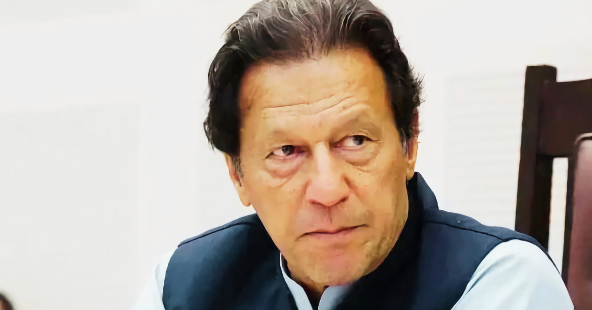 لاہور میں ٹی ٹی اے پی اجلاس میں عمران خان سے رابطے بحال کرنے اور سیاسی حکمت عملی پر اہم فیصلے کیے گئے۔ پی ٹی آئی اور ٹی ٹی اے پی نے عمران خان کی ملاقاتوں پر پابندیاں ختم کرانے کے لیے مشترکہ کوششوں کا اعلان کیا۔ لاہور اجلاس میں پی ٹی آئی کے اندرونی اختلافات اور اتحاد مضبوط بنانے پر غور کیا گیا۔ عمران خان کی صحت اور رہائی کے لیے ملک بھر میں سیاسی سرگرمیوں کو تیز کرنے کا فیصلہ۔ ٹی ٹی اے پی نے پاکستان میں پرامن سیاسی سرگرمیوں اور جلسوں کا آغاز کرنے کا اعلان کیا۔ پی ٹی آئی نے ٹی ٹی اے پی کی سیاسی کوششوں کو مکمل حمایت دینے کا فیصلہ کیا۔ عمران خان کی بہنوں کے تحفظات اور پارٹی قیادت کے درمیان بات چیت کی تجویز سامنے آئی۔ اسلام آباد میں ہونے والے آئندہ اجلاس میں نئی سیاسی حکمت عملی طے کی جائے گی۔ محمود خان اچکزئی نے پرامن ریلیوں اور سیاسی اتحاد پر اہم بیان دیا۔ سلمان اکرم راجہ نے کہا عمران خان کے بغیر پاکستان میں سیاست کا تصور ممکن نہیں۔