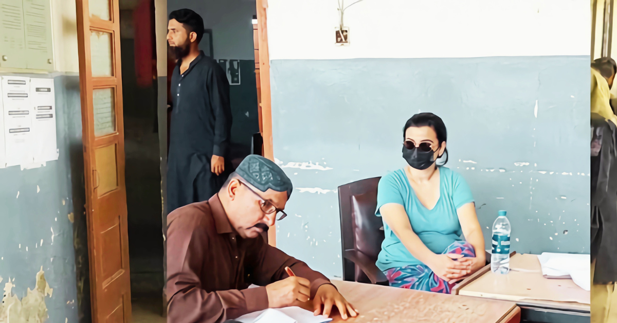 پنکی گرفتار — کراچی منشیات فروش خاتون پولیس کے قاب و میں  پنکی آڈیو لیک: پولیس کو چیلنج کرنے والی خاتون گرفتار کراچی: انمول عرف پنکی منشیات کیس میں گرفتار، کروڑوں کی کوکین برآمد کراچی: انمول عرف پنکی منشیات کیس میں گرفتار، کروڑوں کی کوکین برآمد 10 مقدمات میں مطلوب پنکی گارڈن پولیس کے ہاتھوں گرفتار پنکی گرفتاری: آن لائن منشیات سپلائی نیٹ ورک کا پردہ فاش